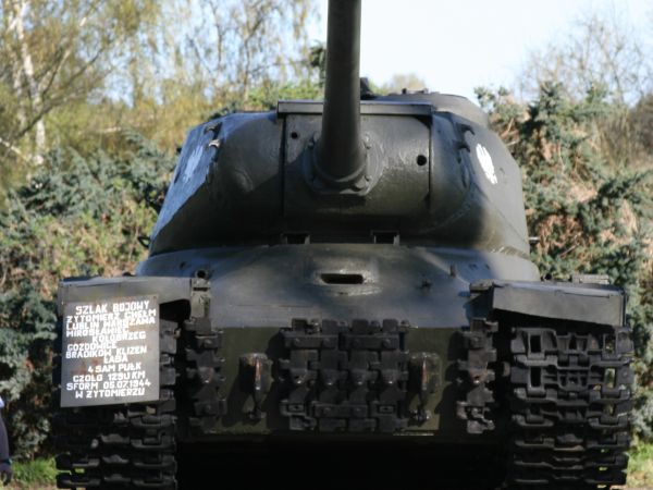 W dniach: 16-20 kwietnia 1945 1 Dywizja Piechoty im. Tadeusza Kościuszki forsowała Odrę. Upamiętnia to cmentarz z pomnikiem i krzyżem oraz czołg IS-2.