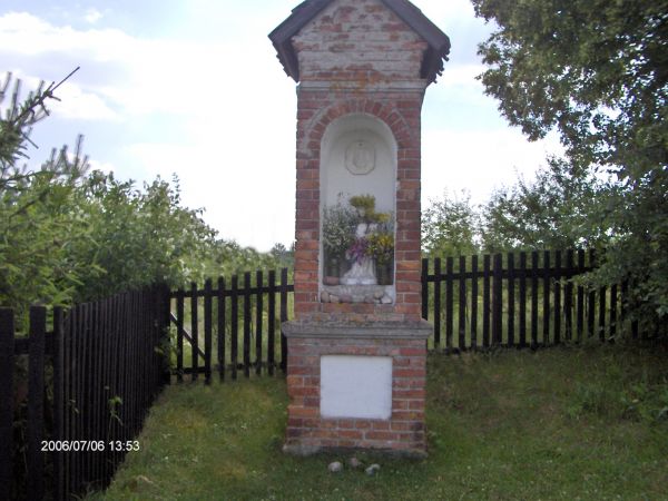 Przydrożna kapliczka warmińska.