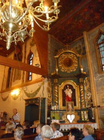 w ołtarzu bocznym - po prawej - figura Pana Jezusa.