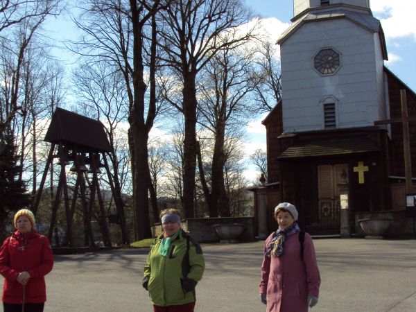 przed : kościołem parafialnym - obok dzwonnica, hen : zalesione zbocze g. Mogiła - 606m npm.
