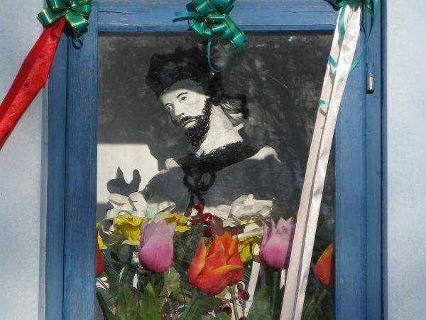 w kapliczce k/dworu /po drugiej stronie ulicy/: rzeźba św. Jana Nepomucena.