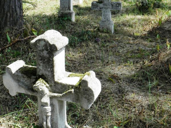 Zabytkowy cmentarz grecko-katolicki w Gorajcu . Na cmentarzu znajduje się kaplica grobowa  rodziny  Brunickich  , właścicieli okolicznych ziem.  Znajduje się na