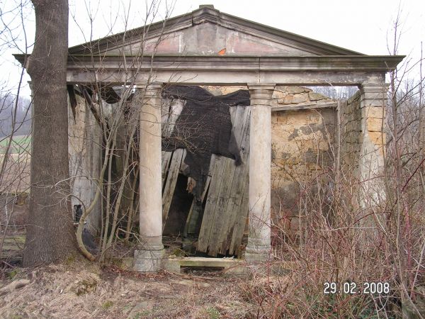 Zbylutów. Zachowane resztki zdewastowanych grobowców poniemieckich.