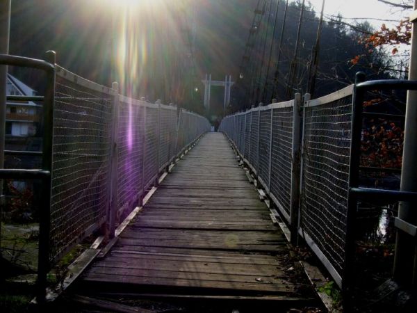 Most wiszący nad jeziorem bystrzyckim