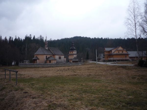 Kościółek z Tokarni (Beskid Makowski) w Skansenie w Zubrzycy Górnej na Orawie.