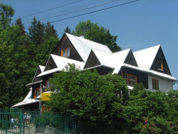 Budynek szkoły w Maruszynie Dolnej od strony południowo-wschodniej.