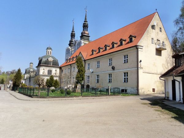 Budynek klasztorny przy Parafi w Świętej Lipce 2011-04-25