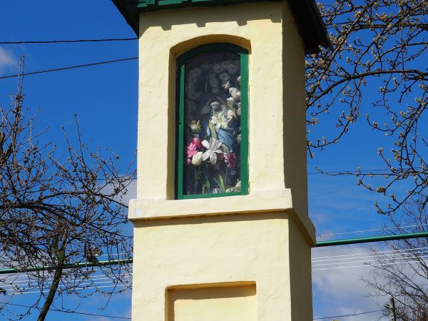 kapliczka z figurą Matki Boskiej - najpewniejszej Orędowniczki u Boga. Kościół nie szczędzi Jej pochwał i honorów, obok niezliczonych wręcz ilości maryjnych pie