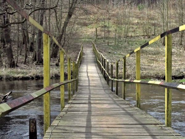 Kładka dla pieszych nad Wdą przy kajakarni. Kajakarnia również niebawem doczeka się modernizacji.