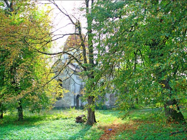 Murowana cerkiew p.w. Opieki NMP . Zbudowana w 1913 r. Wewnątrz cenna polichromia. W latach 1947-71 - magazyn. Obecnie opuszczona i zaniedbana.