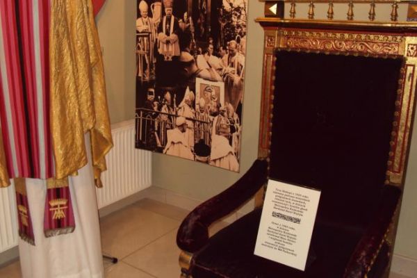 tron papieski - Ojciec Święty Jan Paweł II nadał Pani Piekarskiej tytuł Matki Sprawiedliwości i Miłości Społecznej i podarował Jej złoty różaniec - był wtedy ro