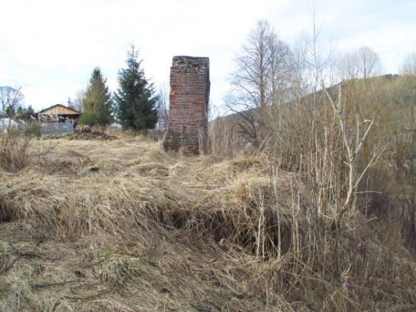 dzwonnica przy kościele ewangelickim. Zachowały się czytelne ślady murów kościoła - na tym zdjęciu wyjątkowo dobrze widoczne - oraz kamienne płyty i krzyże nagr