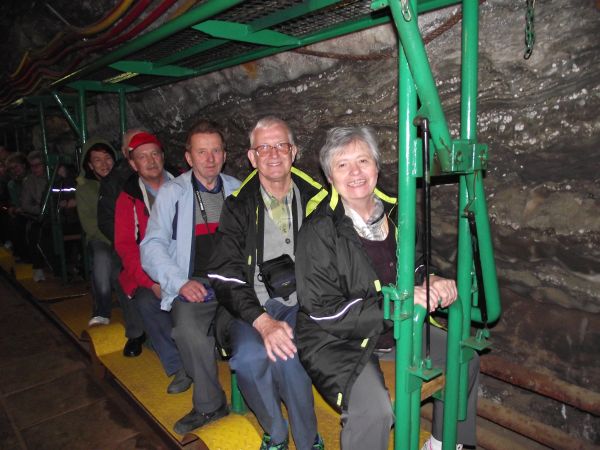 frajda - przejazd kopalnianą kolejką - a może to metro nawet ! Kolejka kursuje 176m pod ziemią. Wrażeń dostarczy także przeprawa łodziami zalanym solanką koryta