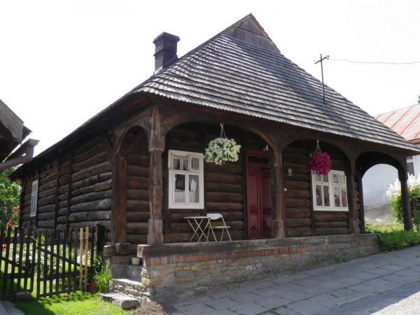 Drewniane domy z XIX wieku  w Rynku  w Pruchniku. Widok  unikatowy.