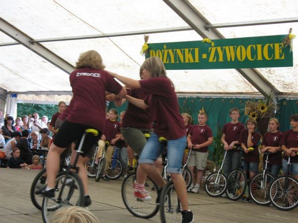 Dożynki 2009 - świetny pokaz monocyklistów z Żywocic
