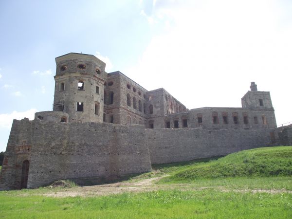 zamek Krzyżtopór w Ujeździe - największa trwała ruina w Polsce, na początku XVIIw. zanim padła łupem Szwedów, rezydencja Ossolińskich imponowała  nowatorskim za