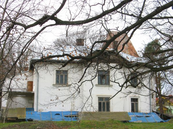 dwór piętrowy, częściowo podpiwniczony, XIXw. - na rzucie litery L, przy fasadzie wieża i loggia.