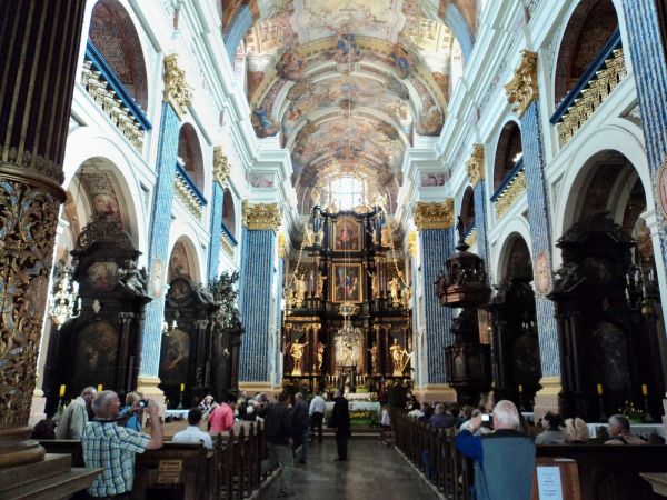 Sanktuarium Maryjne -widok wewnątrz 2011-04-25