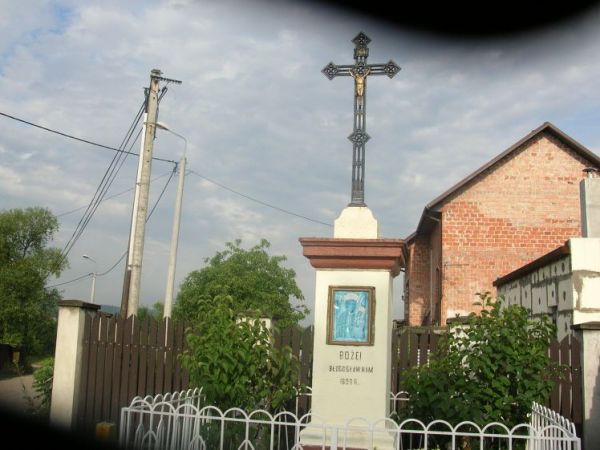 Zabytkowy przydrożny krzyż z 1898 roku znajdujący się przy rogu ulic Ściegiennego i Rajtarskiej