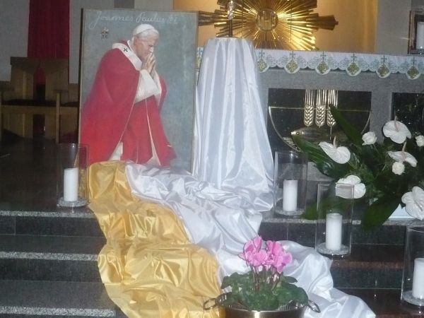 40 rocznica  wyboru Św.Jana Pawła II na  papieża dekoracja w parafii p.w Św.Pawła  Apostoła.