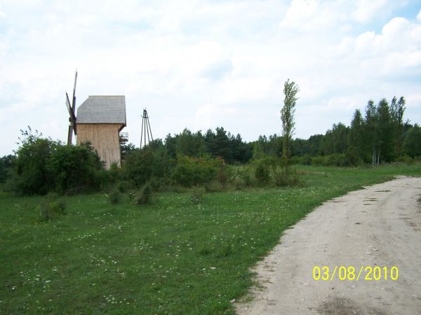 Wiatrak w skansenie w Tokarni.