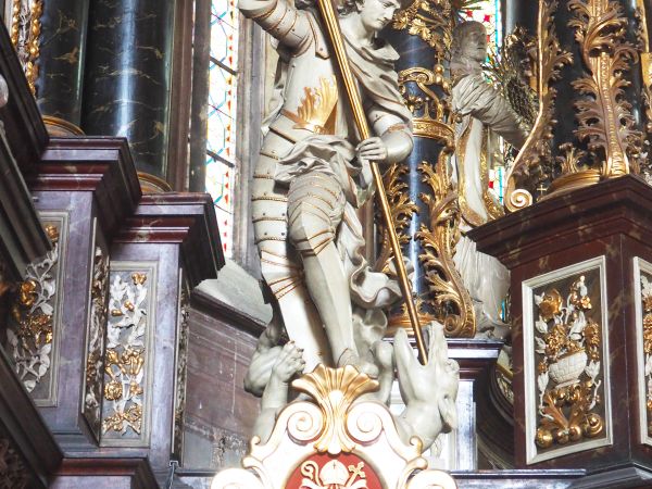 rzeźba św. Jerzego - po lewej w ołtarzu głównym katedry. Dla jezuitów, którzy do Świdnicy przybyli w XVII w. celem nawracania protestantów, św. Jerzy był symbol