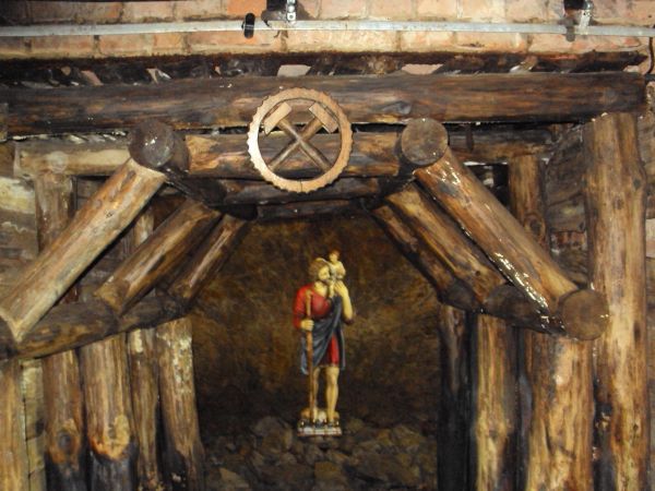 kapliczka przy sztolni / wyrobisku w kopalni złota, zdołano wydrążyć 300 km sztolni, szybów i chodników rozmieszczonych aż na 21 poziomach. Do celów turystyczny