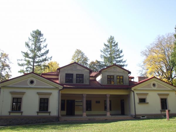 dwór tzw. staropolski - obiekt przeznaczony dla funkcjonowania miejscowej szkoły, należycie utrzymany, stanowi perełkę architektoniczną wsi i okolicy.