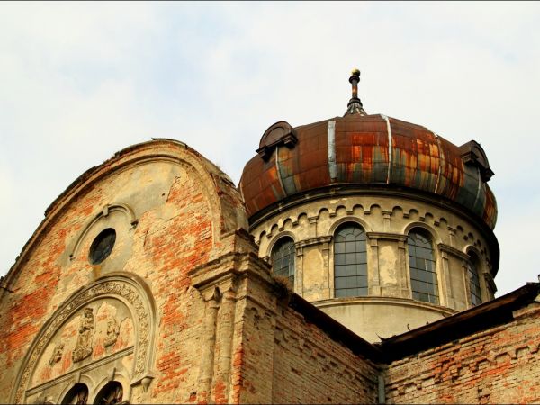 Zrujnowana , murowana cerkiew greckokatolicka , wybudowana w 1904 r. w stylu nowobizantyjskim w Starym Dzikowie. W 2007 r. w jej plenerach kręcono film A. Wajdy