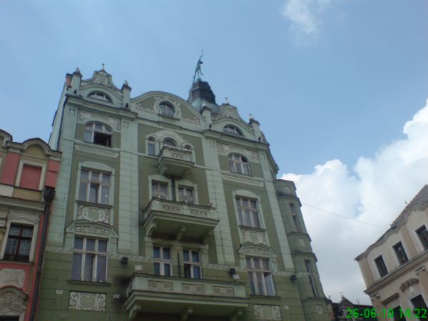 Świdnica mimo muzeum znajdującym się w rynku oraz Teatrem posiada również kompleks renesansowo - barkowych kamienic proszę zwrócić uwagę na posążek na kamienicy