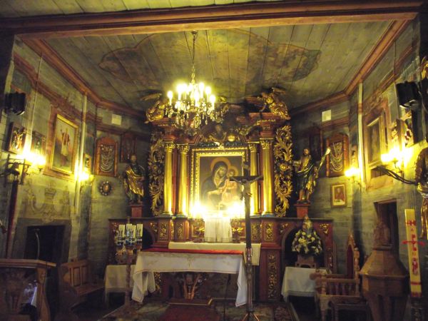 na ścianach nawy i prezbiterium : polichromia iluzjonistyczna, pochodząca  z pierwszej poł. XVII w., ołtarz główny z 1727r. z fundacji Katarzyny z Oraczewskich