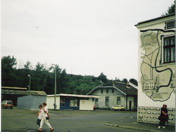 z obu narożnych stron budynku w centralnej części miasta  - w ciekawie przedstawiony sposób prezentowana jest mapa gminy ze wskazaniem na godne uwagi obiekty za