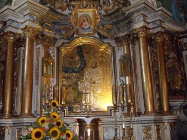 świątynia jest budowlą trójnawową typu bazylikowego, wewnątrz unikalne rokokowe wyposażenie, polichromia też rokokowa z 2-giej poł. XVIIIw.  - n/z ołtarz w nawi