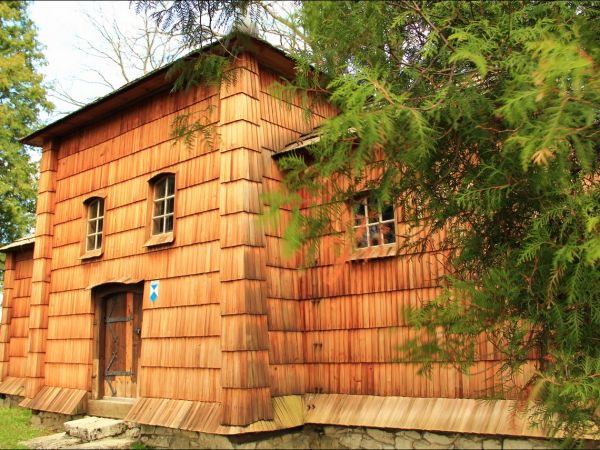 Cerkiew Wniebowstąpienia Pańskiego w Kruhelu Wielkim . Jest jedną z najstarszych cerkwi w Polsce. Wybudowana na pewno przed 1630 rokiem.