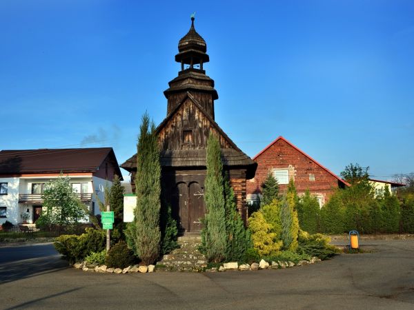 Kaplica Różańcowa z 1770 r., konstrukcji zrębowej, kryta gontem, na dachu wieżyczka na sygnaturkę. Wewnątrz obraz św. Jana Nepomucena.