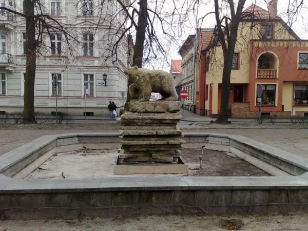 Fontanna z niedźwiedziem – herbem Rawicza na plantach.