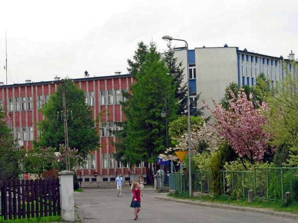 Uliczka przy kościele i szkole