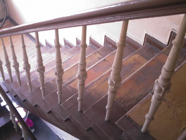 W jednej z kamienic Lęborka.
Schody z balaskami które już wychodzą z mody.