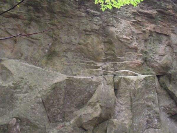 struktura kamienia - jego "mięsistość" - była przez człowieka pokonywana, łupano go na wszelaki możliwy sposób bo i cenny surowiec stanowił ! co innego jest kam