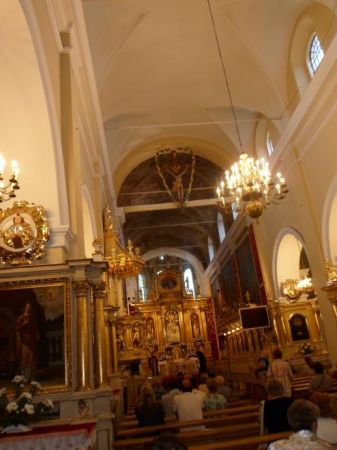 Wizerunek Matki Boskiej Czerwińskiej to nieustannie cel pielgrzymów, ciągnących zewsząd, by pomodlić się i doświadczyć łaski.