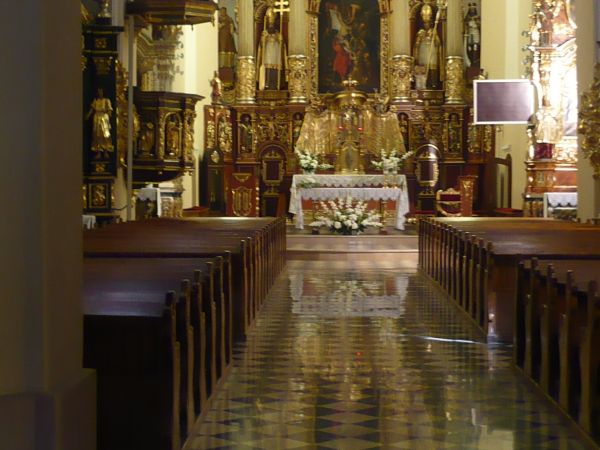 Wnętrze wspomnianej świątyni w ołtarzu głównym kopia obrazu Rubensa ,,Zdjęcie z krzyża,,