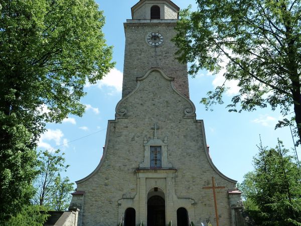 Działania na rzecz budowy w Ujsołach kościoła oraz utworzenia parafii  podjęto już  około roku 1911 , o czym świadczy korespondencja kierowana wówczas  do  Kons