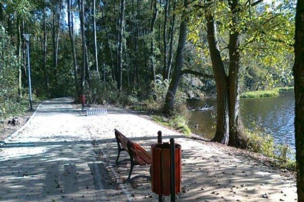 Oświetlona, z miejscami postojowym, ścież rowerowa dookoła j. Trzesiecko