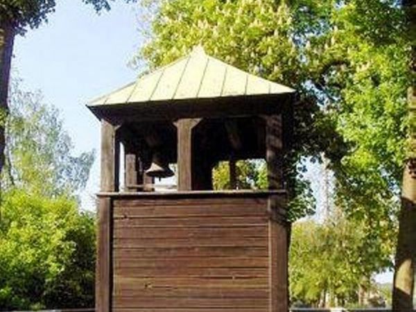 Kępa Polska. Dzwonnica przy Kościele Św. Klemensa.