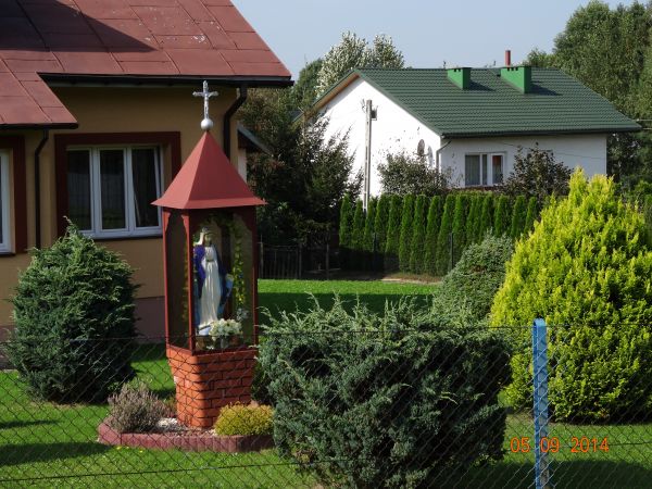 kapliczka maryjna - nieodłączny element polskiego krajobrazu, piękna z zewnątrz i wyróżniająca się bogactwem zdobień i kolorów, część naszego folkloru.