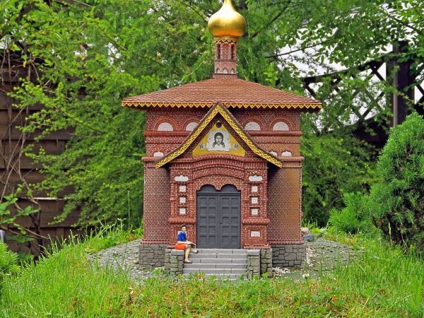KOWARY - Park Miniatur Zabytków Dolnego Śląska - Kaplica wybudowana została w 1900 roku dla licznie przybywających ze wschodu do Sokołowska kuracjuszy.