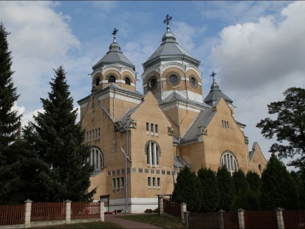 Murowana cerkiew grecko-katolicka, zbudowana i poświęcona w roku 1912 pod wezwaniem św. Michała Archanioła. Monumentalna budowla w typie bizantyjskim (ukraiński