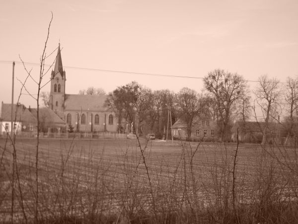 Patrzac od lewej widzimy plebanię kosciół i stara szkołe