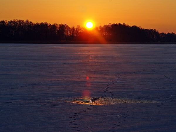Wschód słońca nad jeziorem Sławianowskim w Buntowie