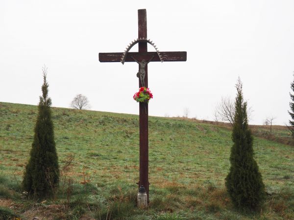 krzyż przydrożny z baldachimem nad Wizerunkiem Ukrzyżowanego.